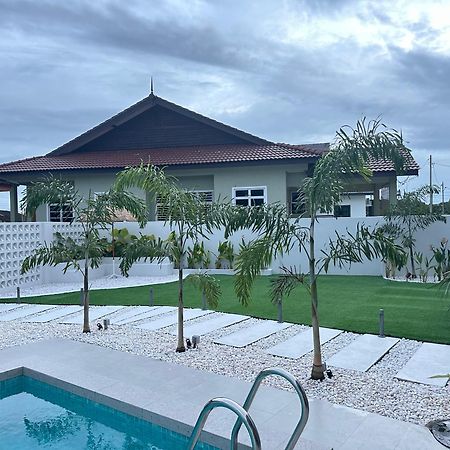 Home In Terengganu With Private Pool Kuala Terengganu Dış mekan fotoğraf