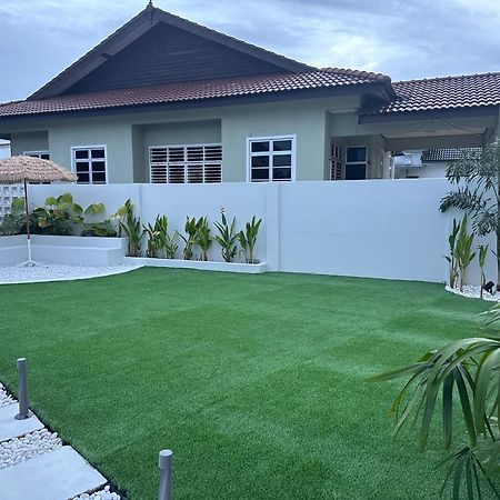 Home In Terengganu With Private Pool Kuala Terengganu Dış mekan fotoğraf